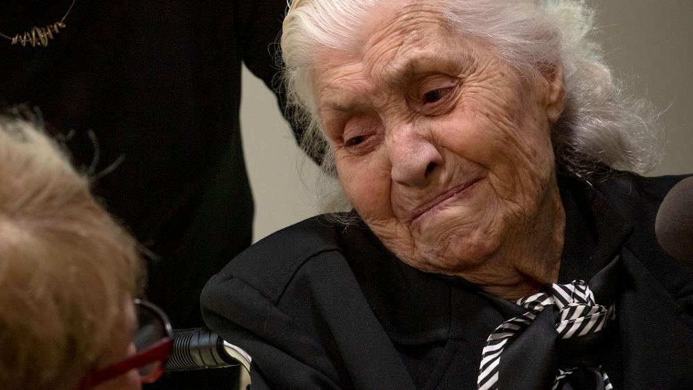 «Теперь я могу умереть спокойно». 92-летняя женщина встретилась с евреями, которых она спасала во время Холокоста