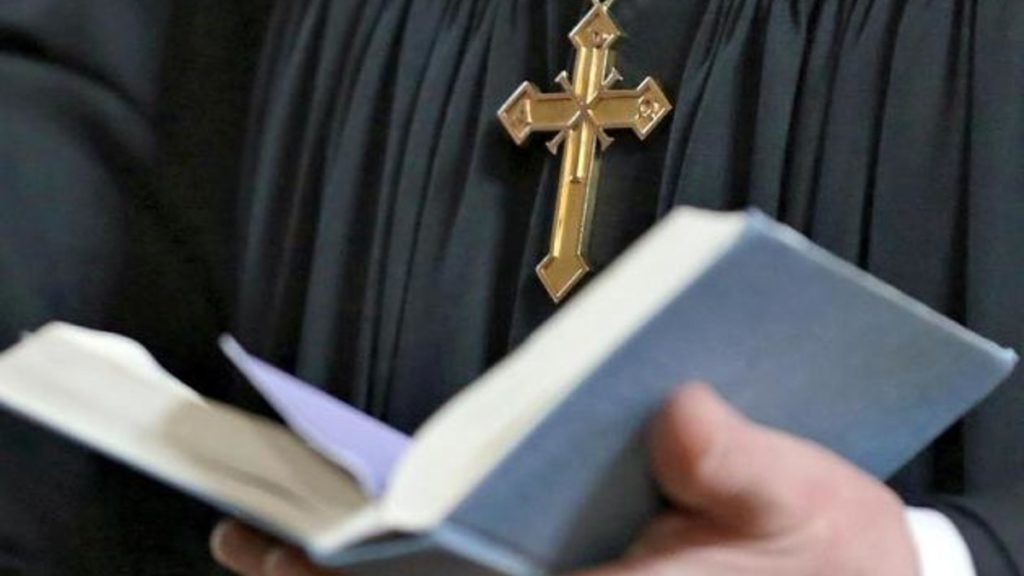В Берлине неизвестный напал на священника прямо во время мессы и порвал Библию