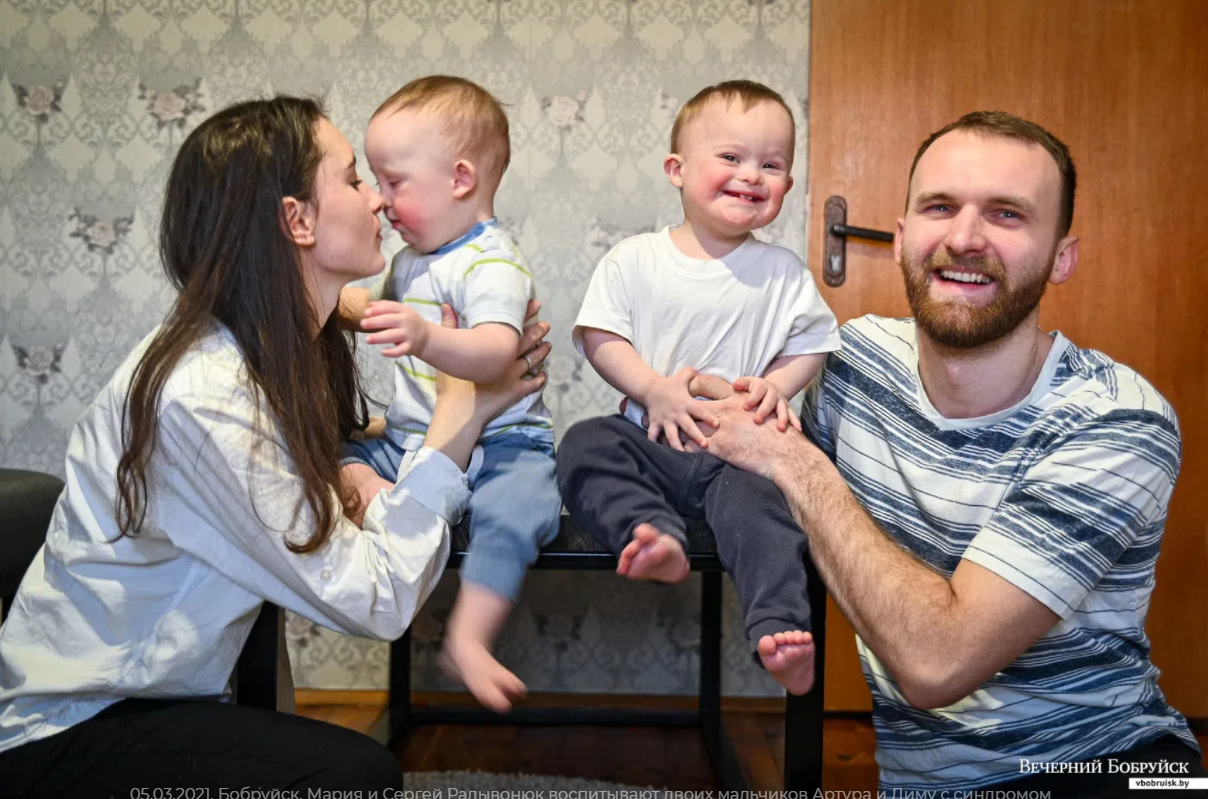«Я написала 8 отказов от аборта». Как молодая семья стала родителями ребёнка с синдромом Дауна, а потом взяла под опеку ещё одного особенного малыша