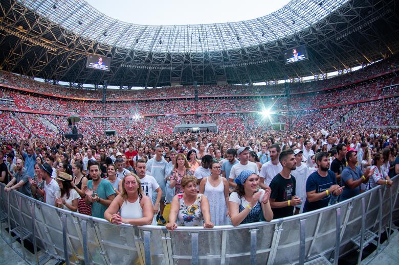 40 000 человек собрались на национальном стадионе Венгрии, чтобы поклониться Иисусу