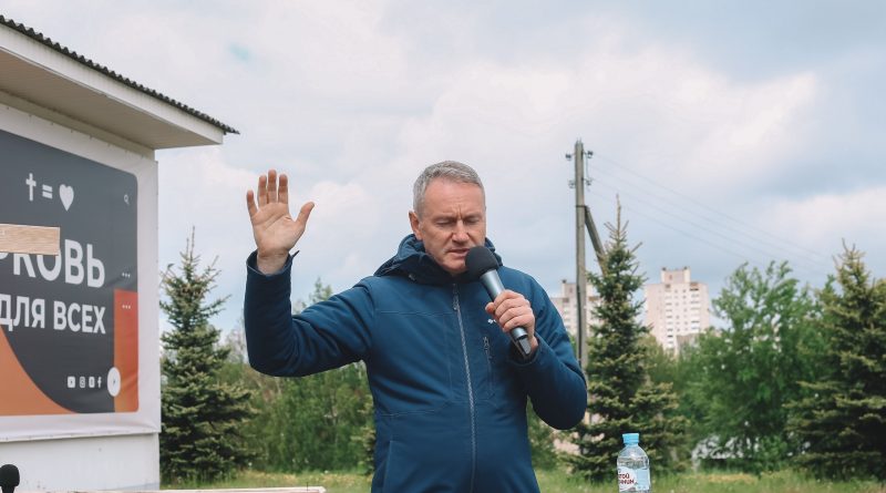 Пастора минской церкви без стен задержали и оштрафовали за проведение служений на парковке