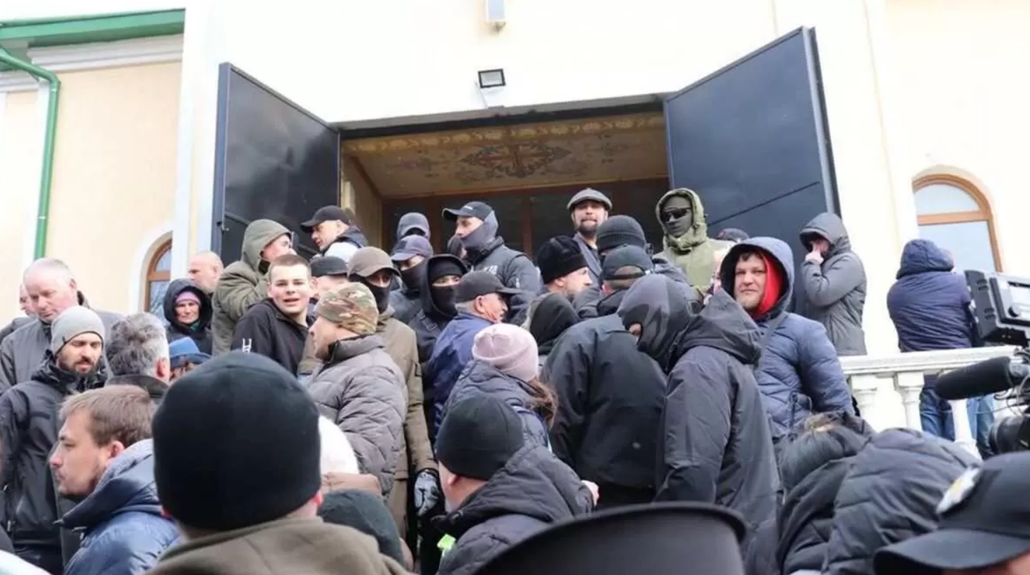 В Ивано-Франковской области у УПЦ отобрали последний храм. Верующих выгоняли с помощью слезоточивого газа
