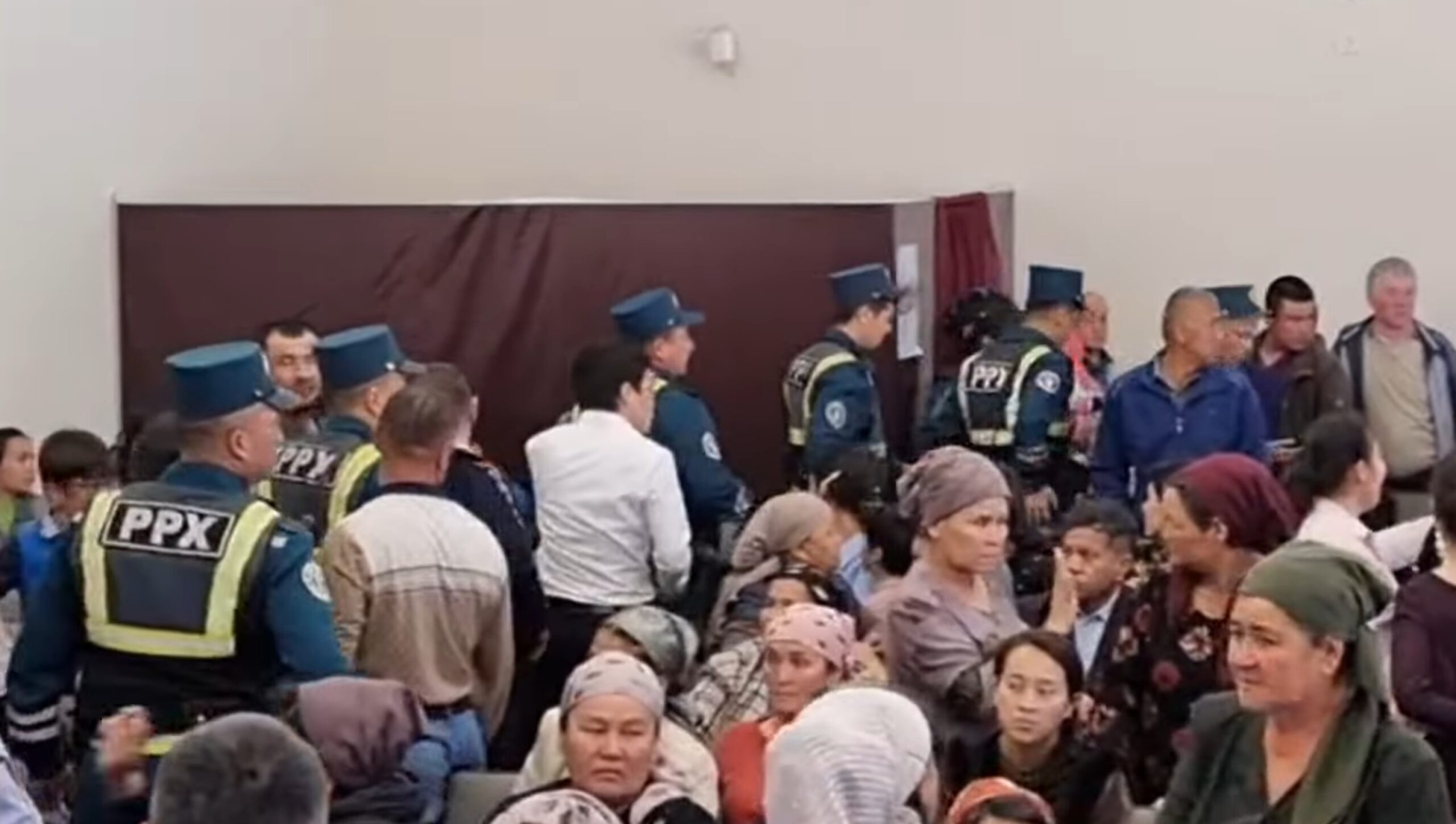В Узбекистане полицейские сорвали пасхальное богослужение