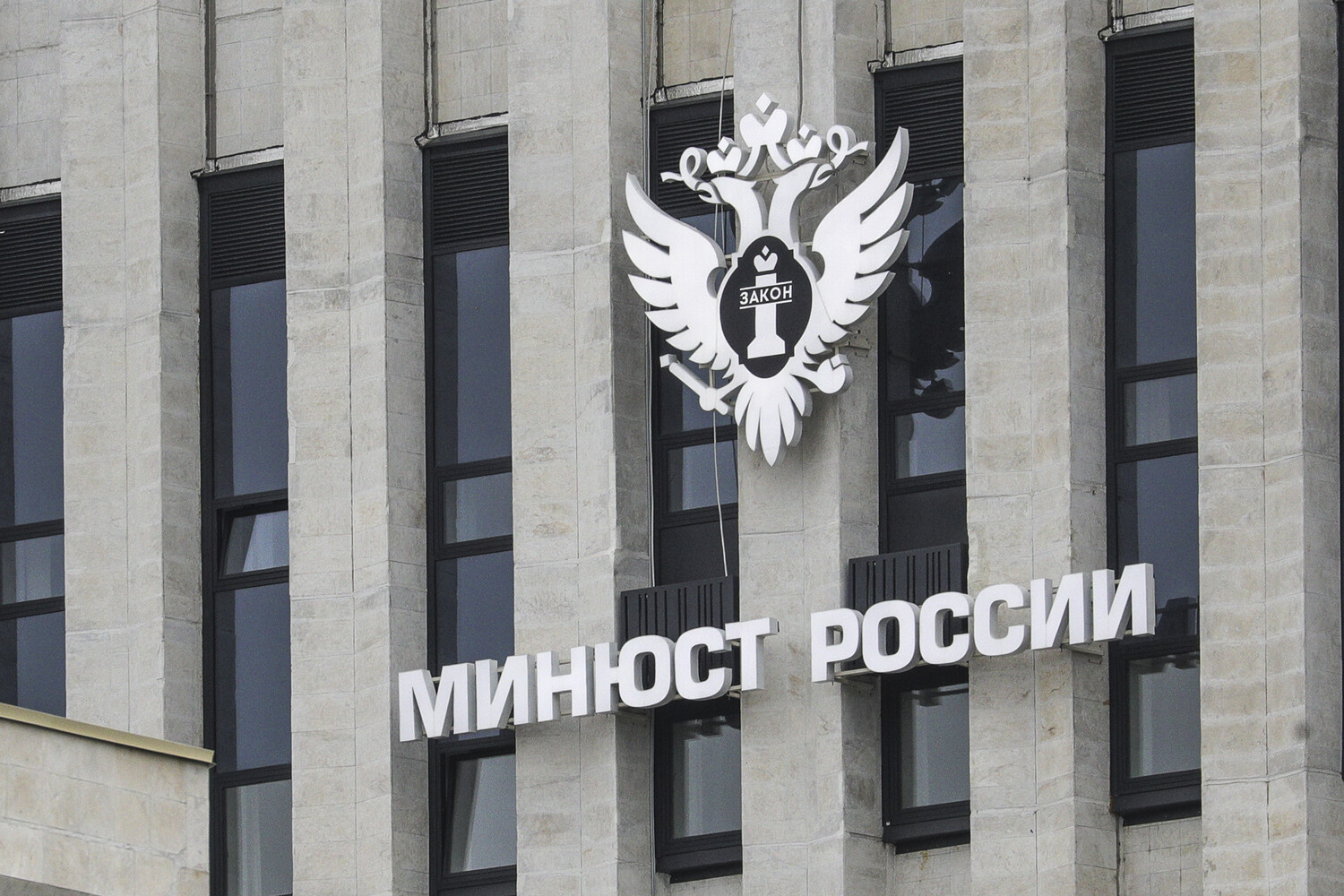 В Петербурге суд оштрафовал евангельскую церковь за символику американской организации